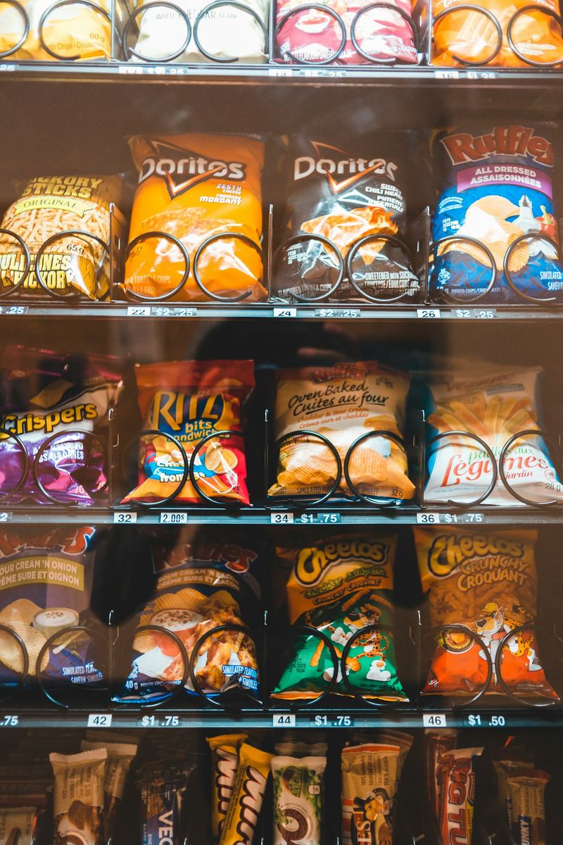 Pacotes de salgadinhos em vending machine