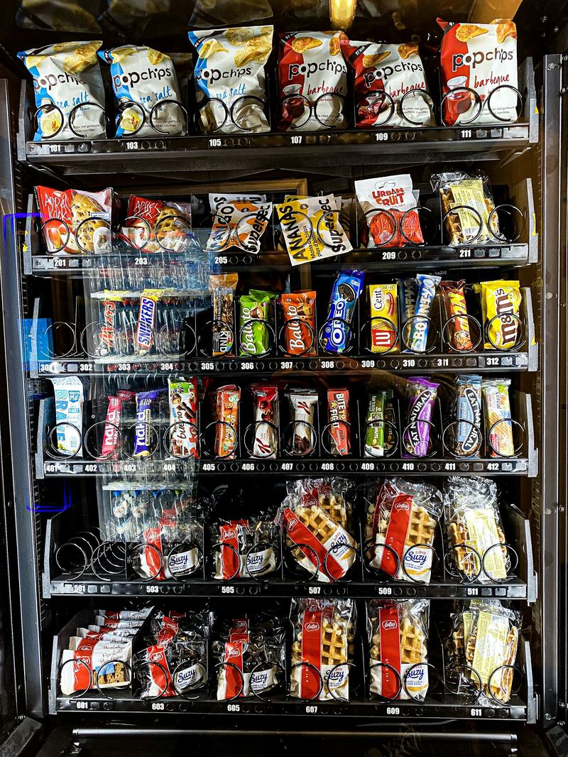 Vending machine abastecida com snacks variados